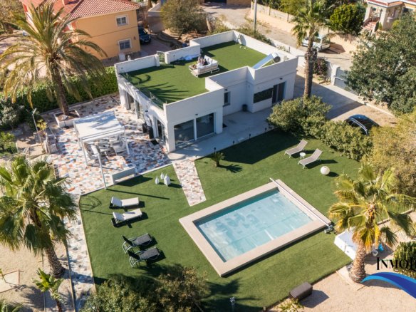 Villa en alquiler en El Campello con piscina privada y jardín – Ideal para vacaciones