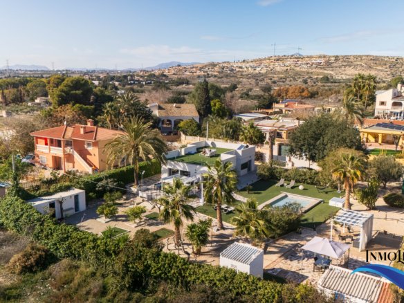 Villa en alquiler en El Campello con piscina privada y jardín – Ideal para vacaciones
