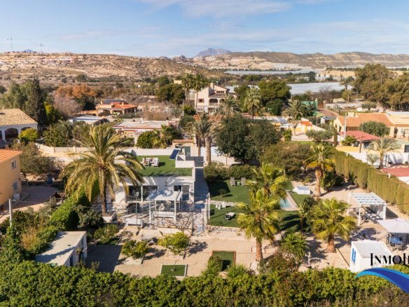 Villa en alquiler en El Campello con piscina privada y jardín – Ideal para vacaciones