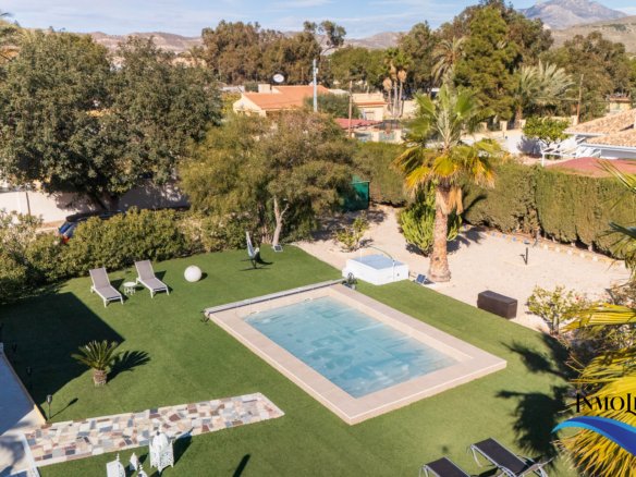 Villa en alquiler en El Campello con piscina privada y jardín – Ideal para vacaciones
