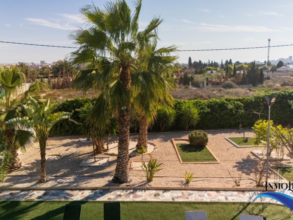 Villa en alquiler en El Campello con piscina privada y jardín – Ideal para vacaciones