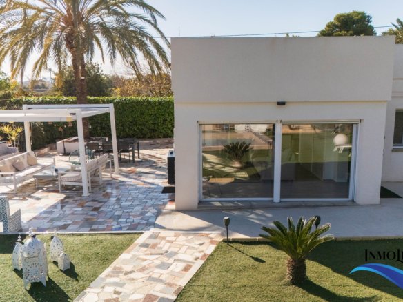 Villa en alquiler en El Campello con piscina privada y jardín – Ideal para vacaciones
