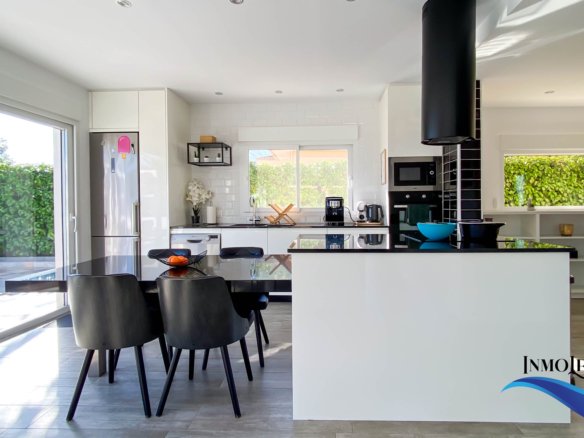 Villa en alquiler en El Campello con piscina privada y jardín – Ideal para vacaciones